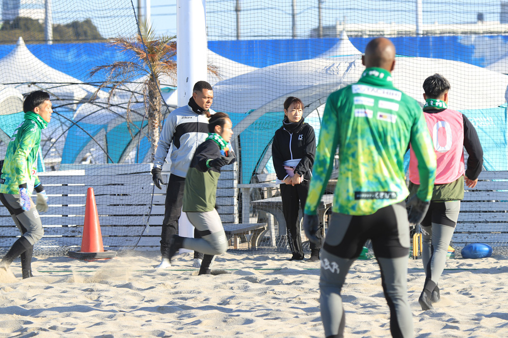 スポーツ栄養　管理栄養士吉田桃子　ビーチサッカー　練習　帯同